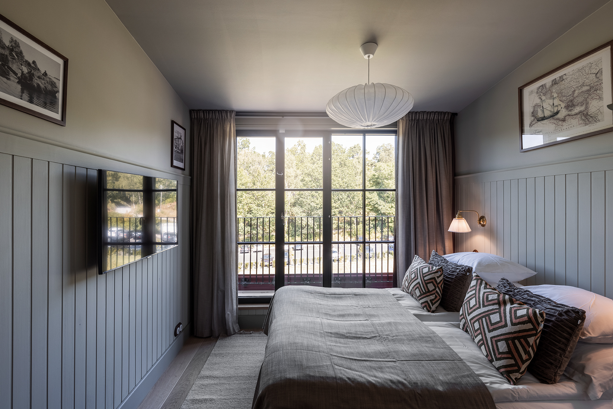 Rymligt hotellrum med fin utsikt