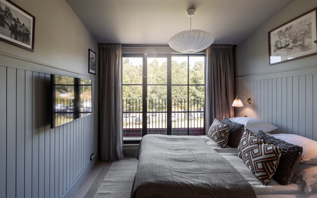 Rymligt hotellrum med fin utsikt