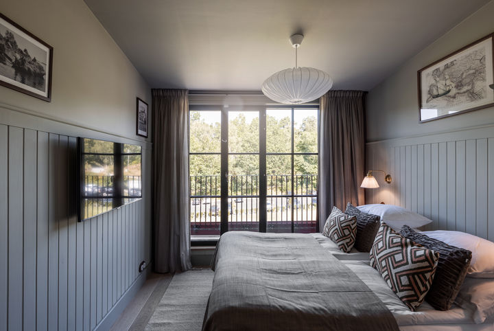 Rymligt hotellrum med fin utsikt