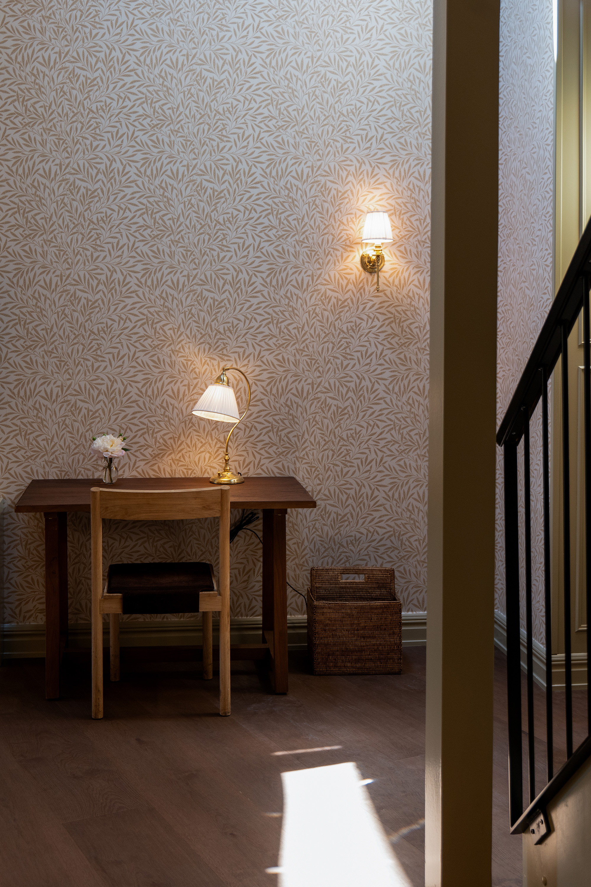 Skrivbord i rustikt trä i hotellsvit