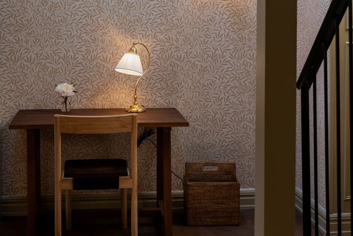 Skrivbord i rustikt trä i hotellsvit