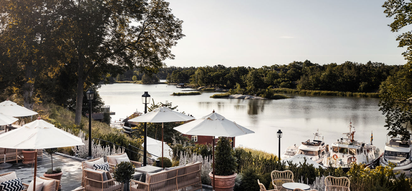 Uteterassen på Smådalarö Gård Hotell & Spa vetter mot havet