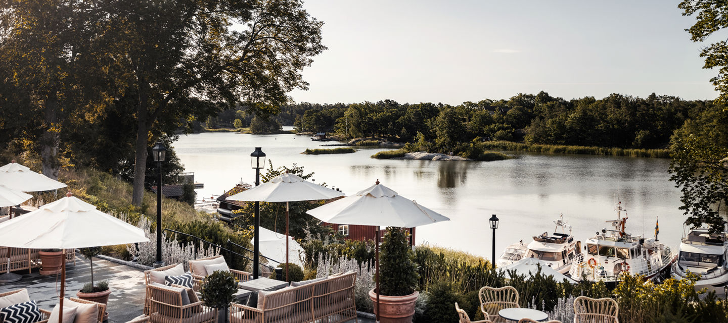 Uteterassen på Smådalarö Gård Hotell & Spa vetter mot havet