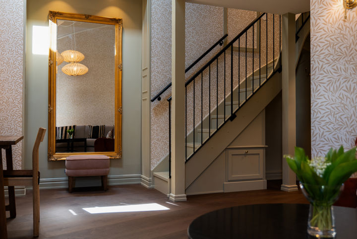 Svit med trappa upp till loftet där sovrummet är beläget