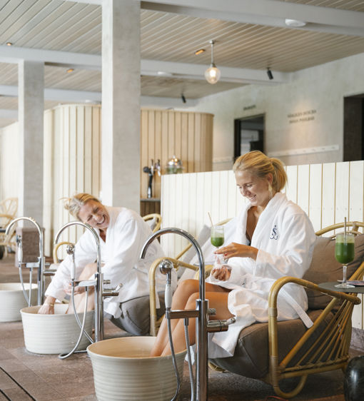 Mamma och dotter gör fotbad i spat