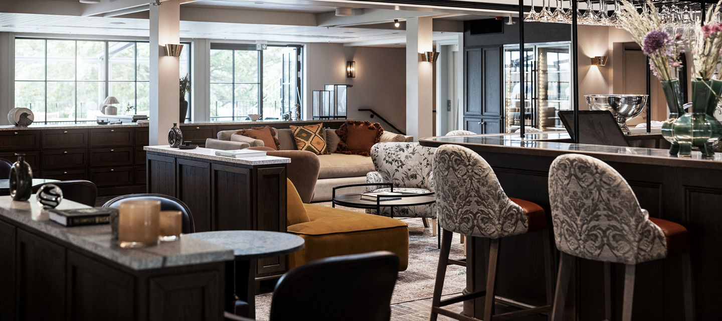 Bloms bar är inrett med utvalda möbler i vacker design