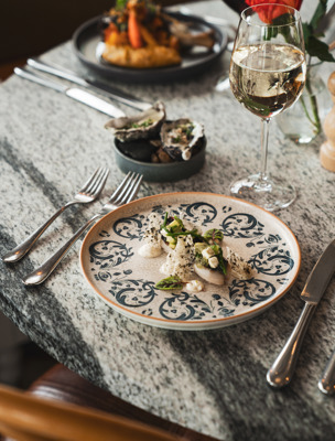 Fina maträtter serveras i hotellets restaurang