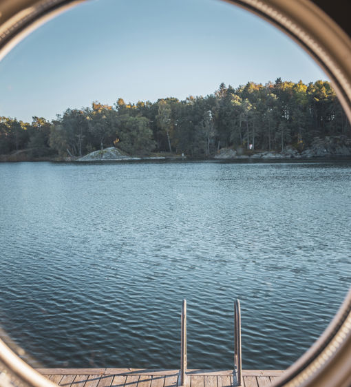 Vedeldad bastu med glasfönster och utsikt över Hemviken