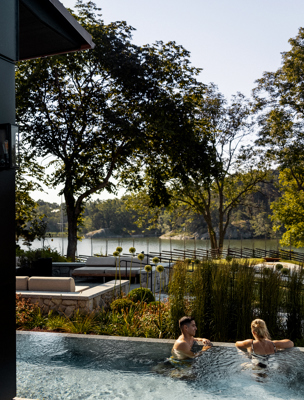 Två personer i utomhuspoolen