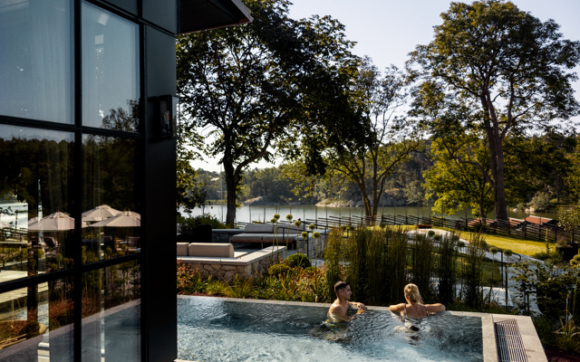 Två personer i utomhuspoolen