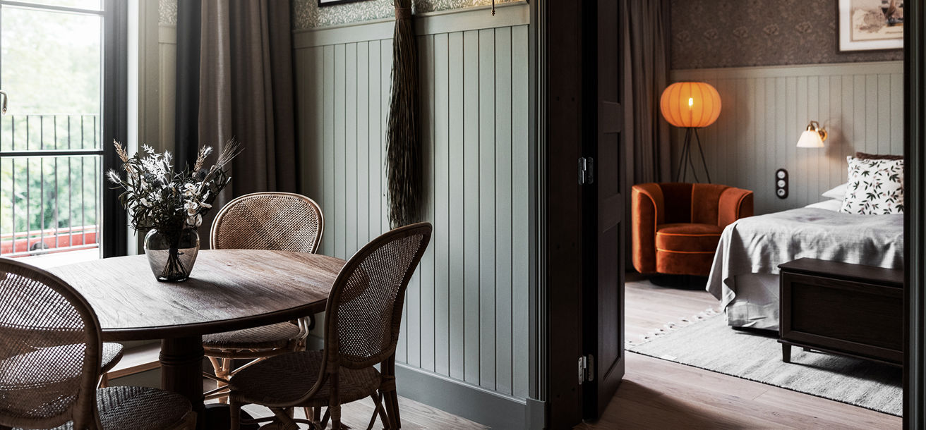 Vackert hotellrum med separat vardagsrum och sovrum