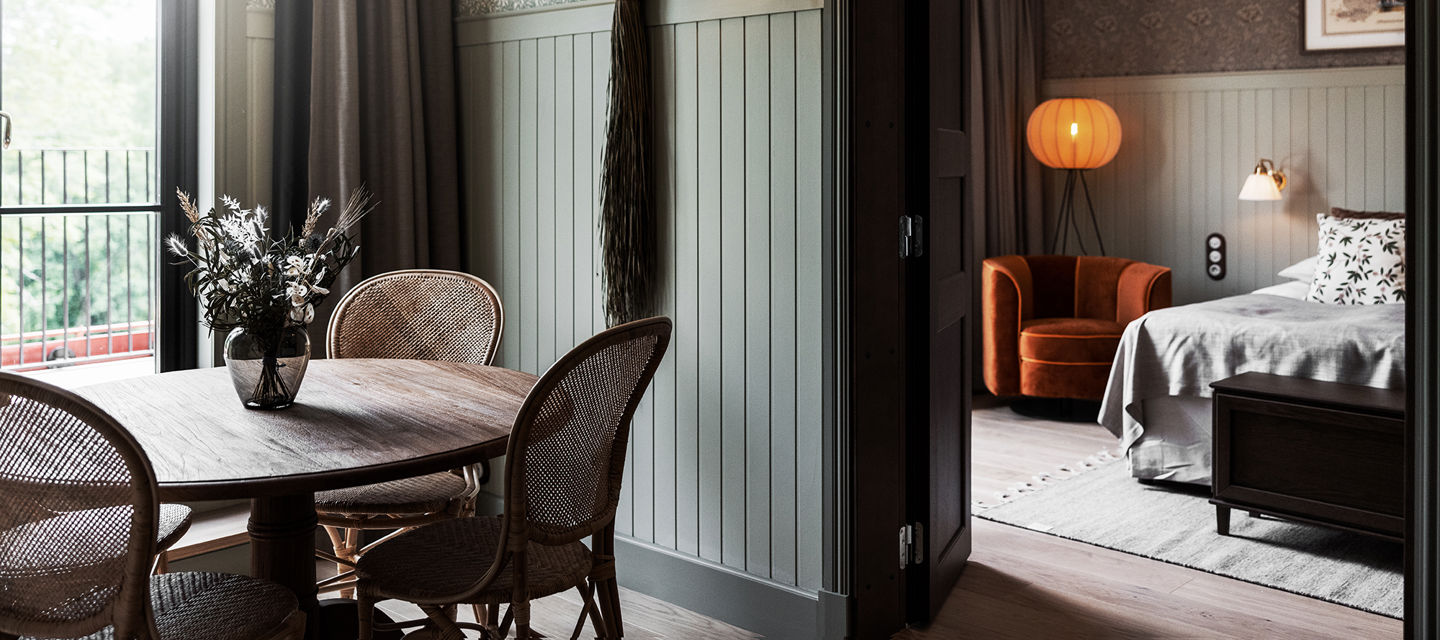 Vackert hotellrum med separat vardagsrum och sovrum