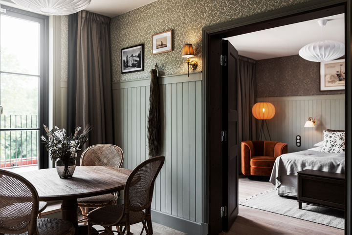 Vackert hotellrum med separat vardagsrum och sovrum