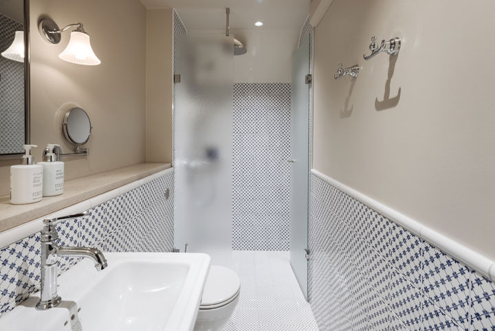 Badrum med mönstrat kakel