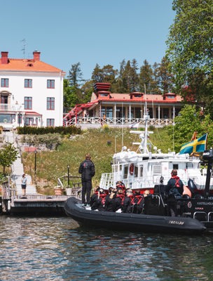 Ribbåt med gäster anländer till hotellets brygga