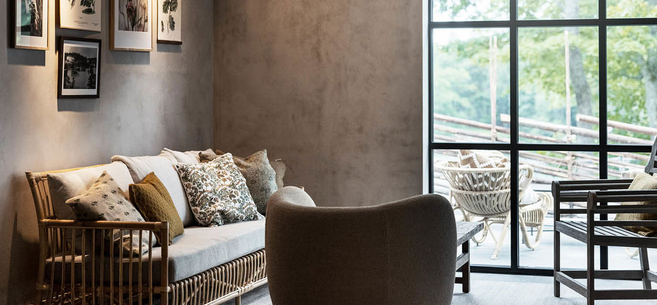 Spalounge med skön soffa och vacker utsikt