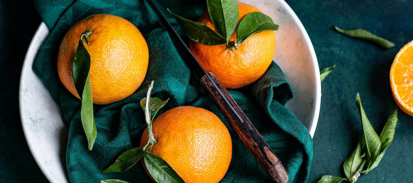 Apelsiner på ett fat