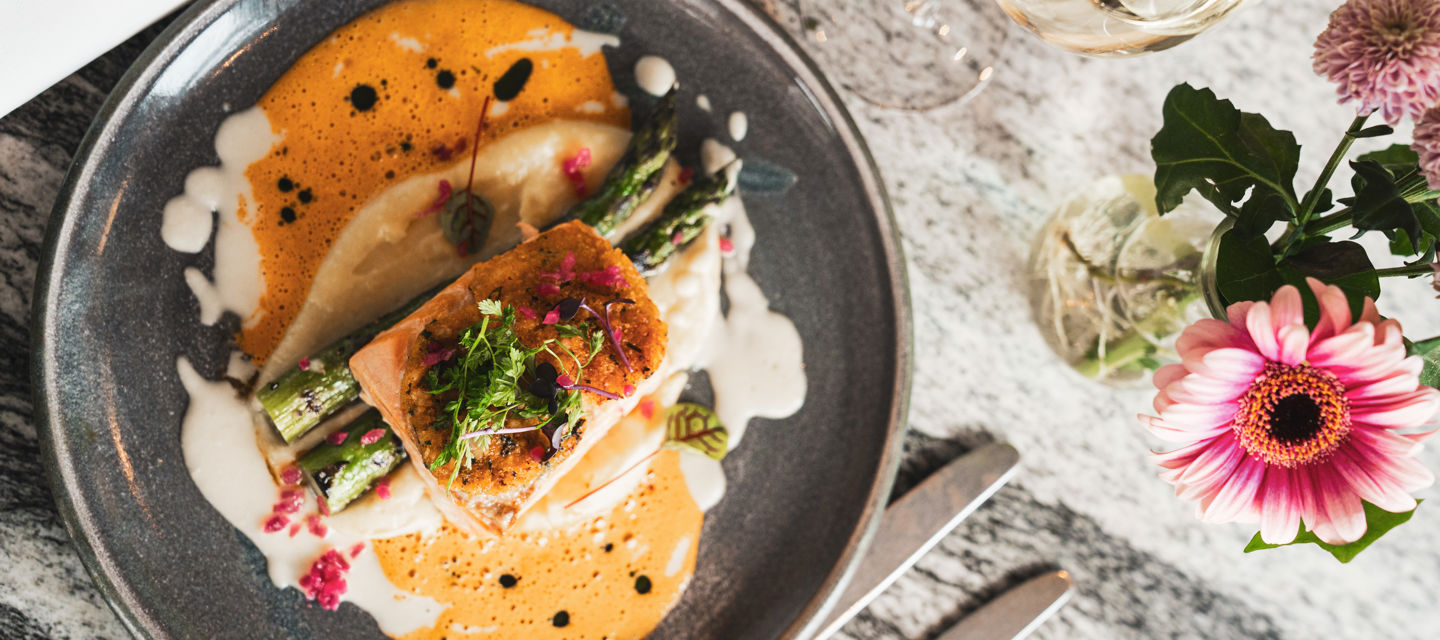 Maträtt med sparris, fisk och sås