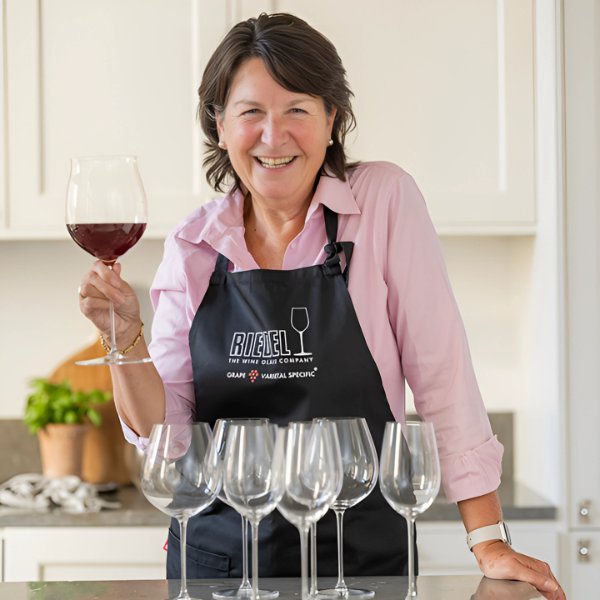 Jane Sandsröm visar vinglas