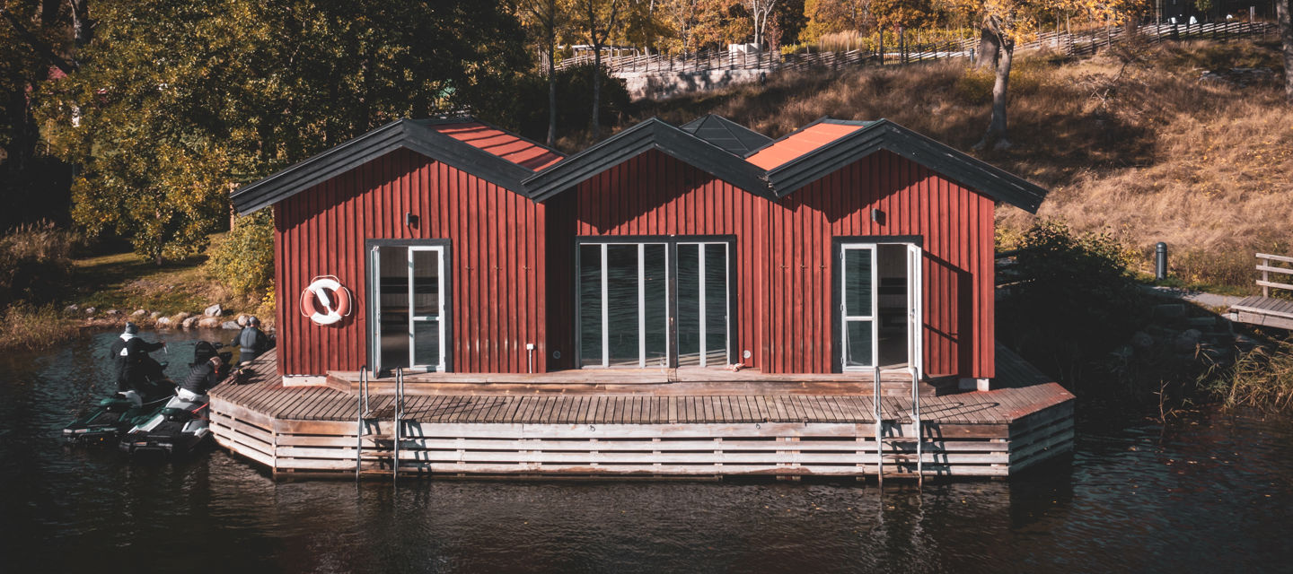 Vacker röd vedeldad bastu