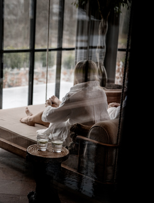 Person i relaxavdelningen i hotellets spa