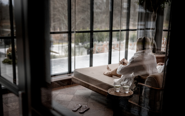 Person i relaxavdelningen i hotellets spa