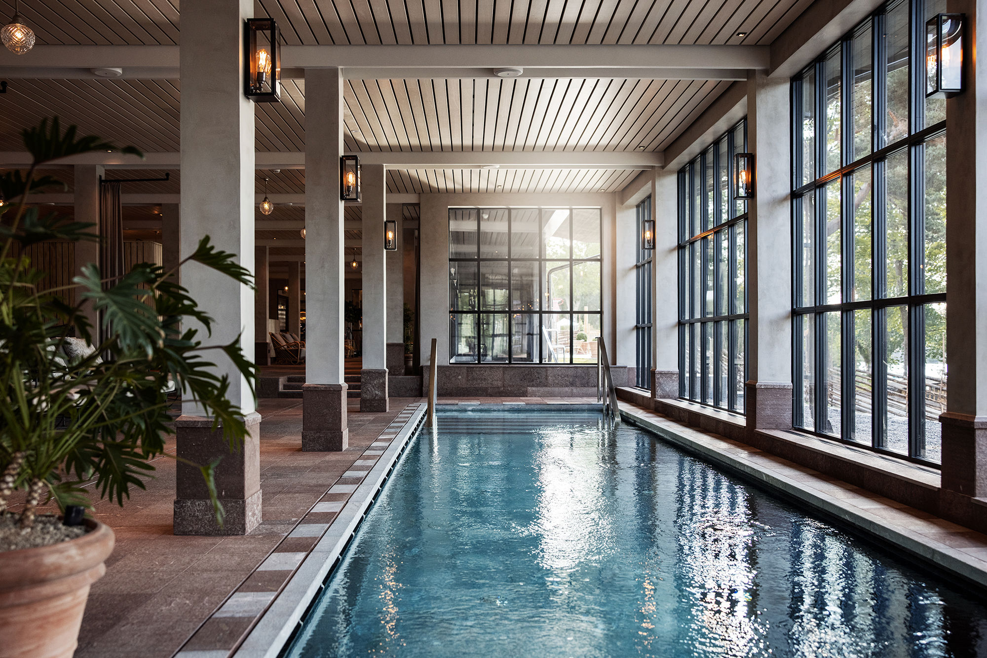 Vackert spa med stor pool inomhus