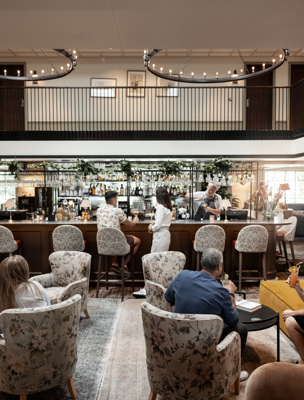 Gäster är i hotellets bar