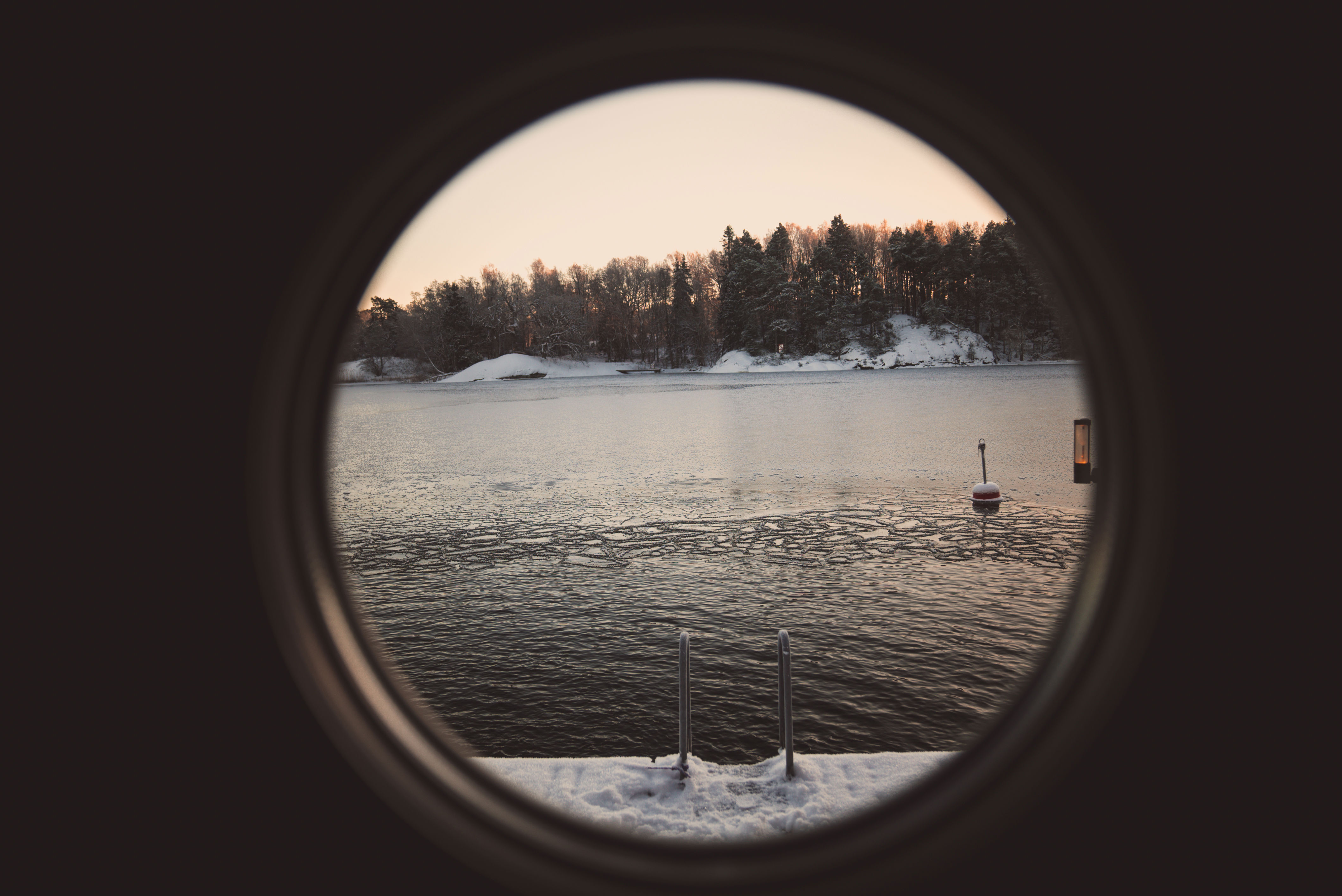 Vedeldad bastu på vintern