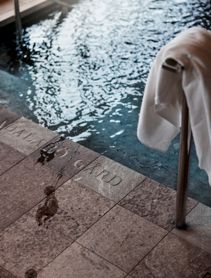 En handduk händer på inomhuspoolens stege