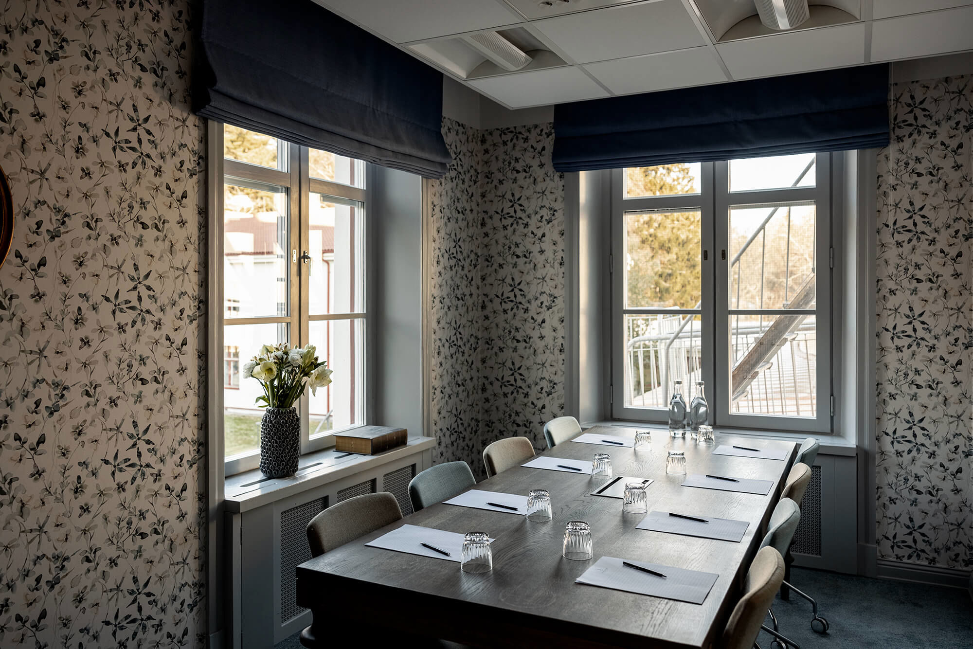 Konferenslokal med vacker blommig tapet