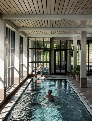 En man simmar i spats inomhuspool