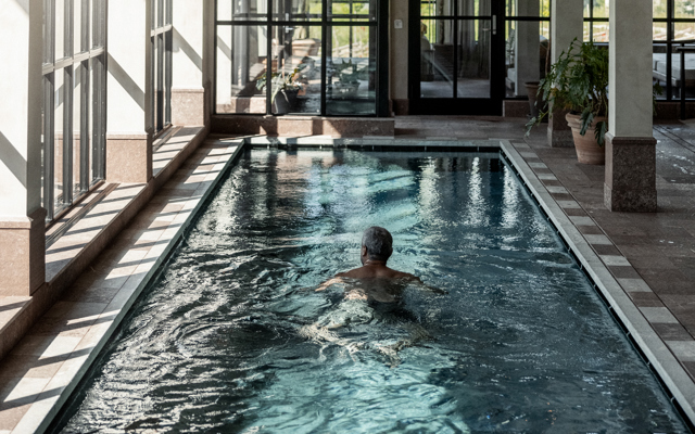 En man simmar i spats inomhuspool