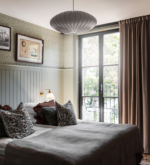 Vackert hotellrum i sobra färger och fransk balkong