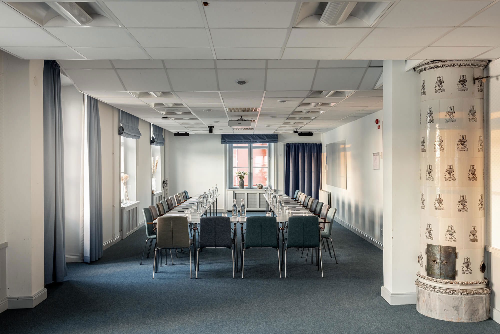 Stor och rymlig konferenslokal som är möblerad i U-sittning