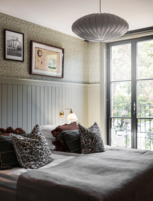 Vackert hotellrum i sobra färger och stora fönster