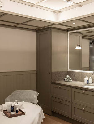 Behandlingsrum i naturnära färger för spabehandlingar