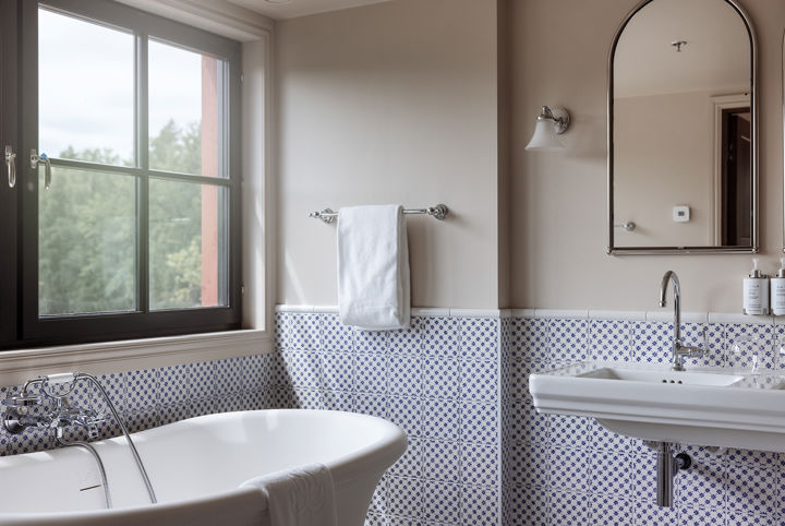 Badrum med mönstrat kakel och badkar