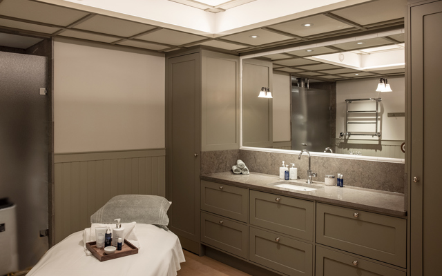 Behandlingsrum i naturnära färger för spabehandlingar