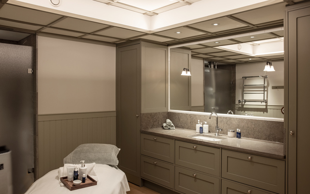 Behandlingsrum i naturnära färger för spabehandlingar