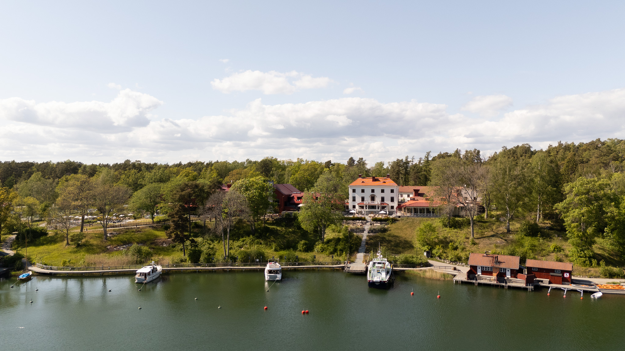 Båthamn och brygga finns intill Smådalarö Gård Hotell & Spa