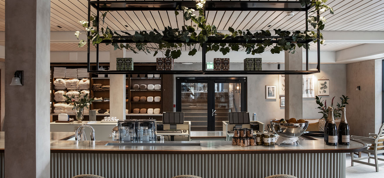 Spabar med barstolar i hotellets spa