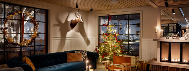 Julpynt i hotellets reception