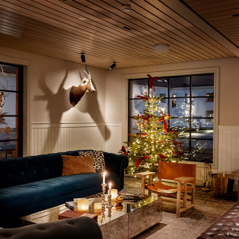 Julpynt i hotellets reception