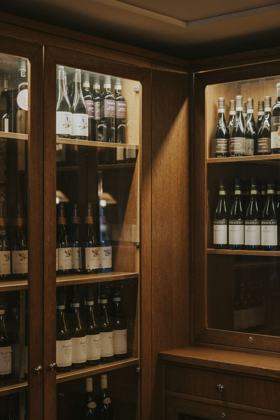 Vinflaskor i ett vinförråd