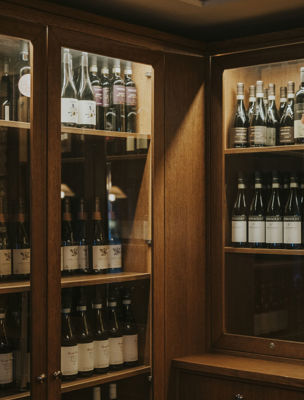 Vinflaskor i ett vinförråd