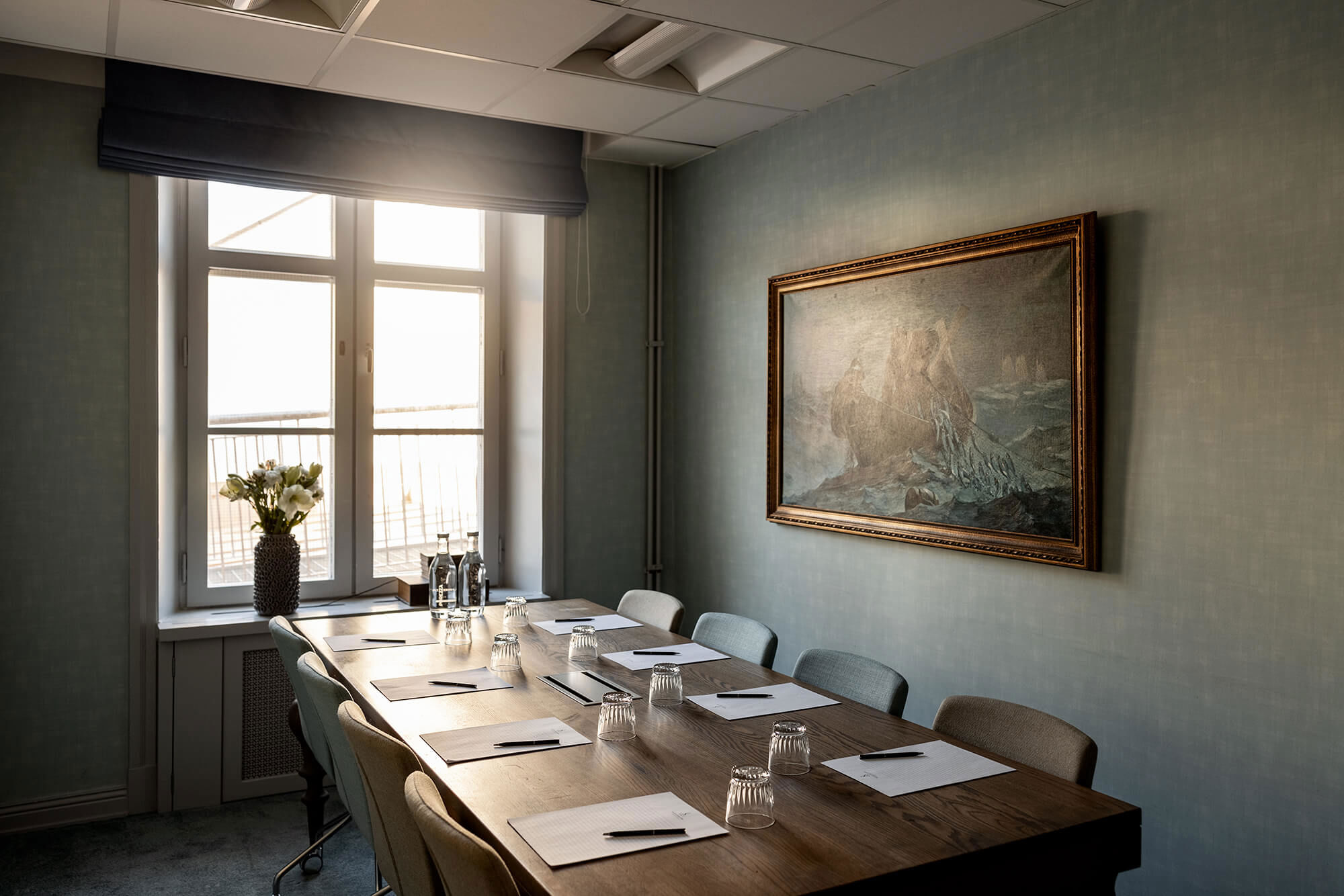Konferenslokal med stort vackert styrelsebord