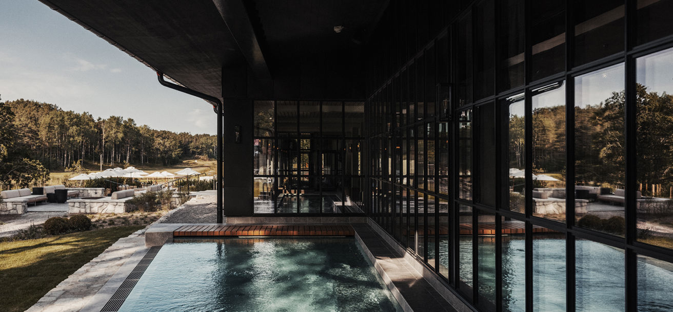 Pool i vacker miljö