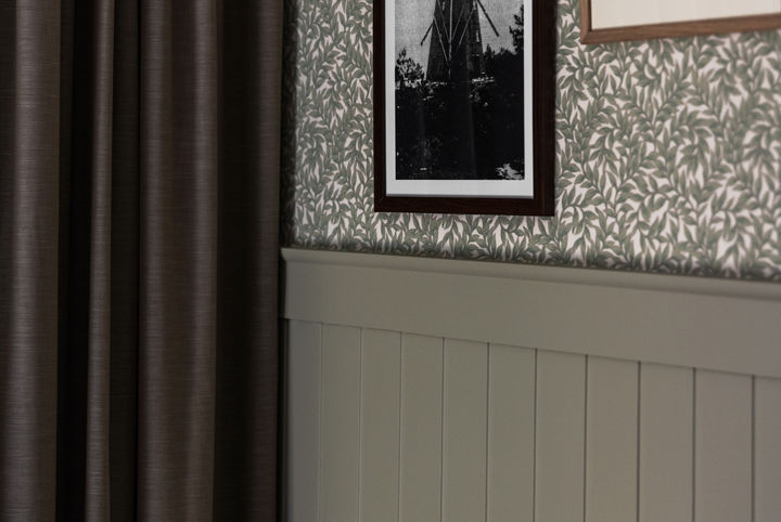 Hotellrum som går i grön naturnära färg