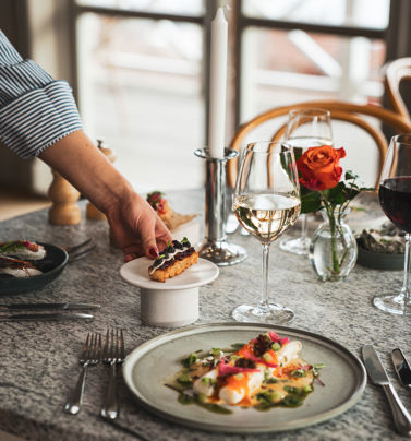 Flera olika rätter på ett bord